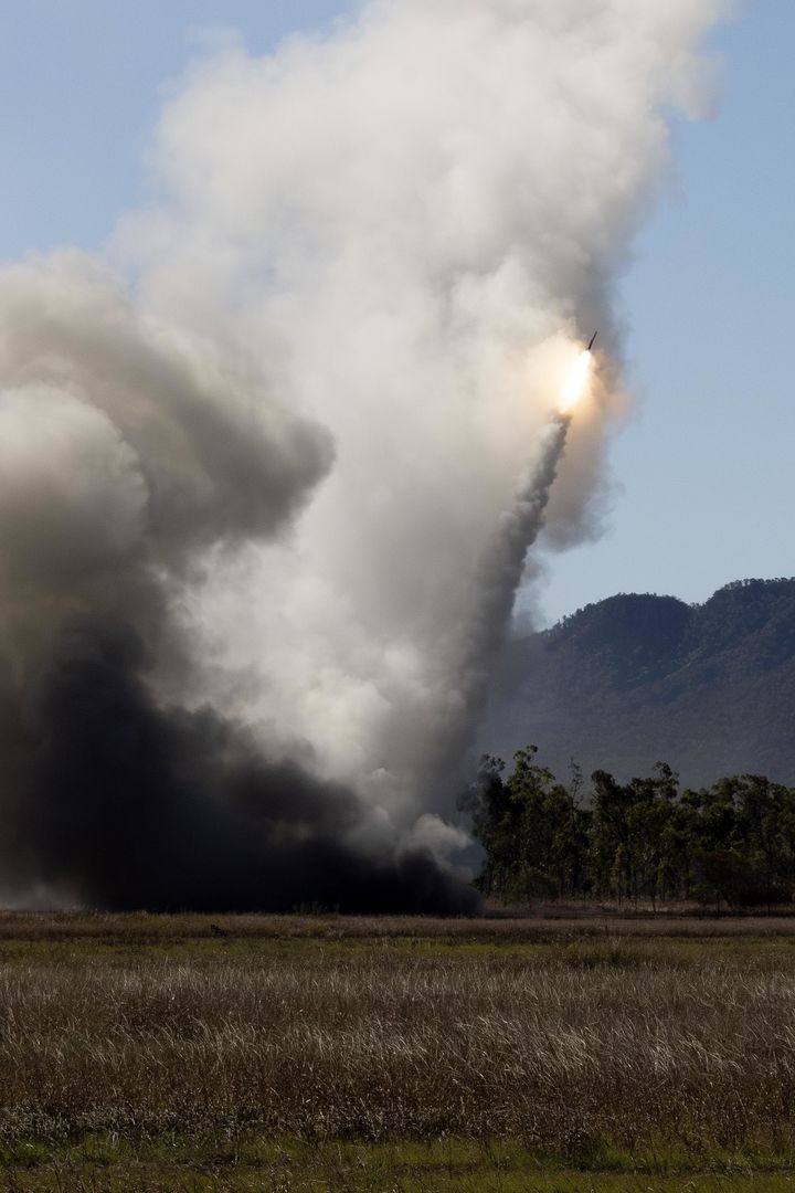 [서울=뉴시스] 해병대는 지난 3일부터 27일까지 호주 북동부 일대에서 미국, 호주 등과 함께 2025년 탈리스만 세이버 연합훈련에 참가해 연합작전 수행능력을 향상했다.사진은 2025 탈리스만 세이버 훈련 간 해병대 천무가 호주 훈련장 일대에서 사격 훈련을 실시하고 있다. (사진=해병대사령부 제공) 2025.07.28. photo@newsis.com *재판매 및 DB 금지