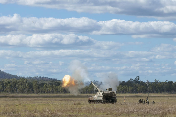 [서울=뉴시스] 해병대는 지난 3일부터 27일까지 호주 북동부 일대에서 미국, 호주 등과 함께 2025년 탈리스만 세이버 연합훈련에 참가해 연합작전 수행능력을 향상했다.사진은 2025 탈리스만 세이버 훈련 간 K-9 자주포가 호주 훈련장 일대에서 사격 훈련을 실시하고 있다. (사진=해병대사령부 제공) 2025.07.28. photo@newsis.com *재판매 및 DB 금지