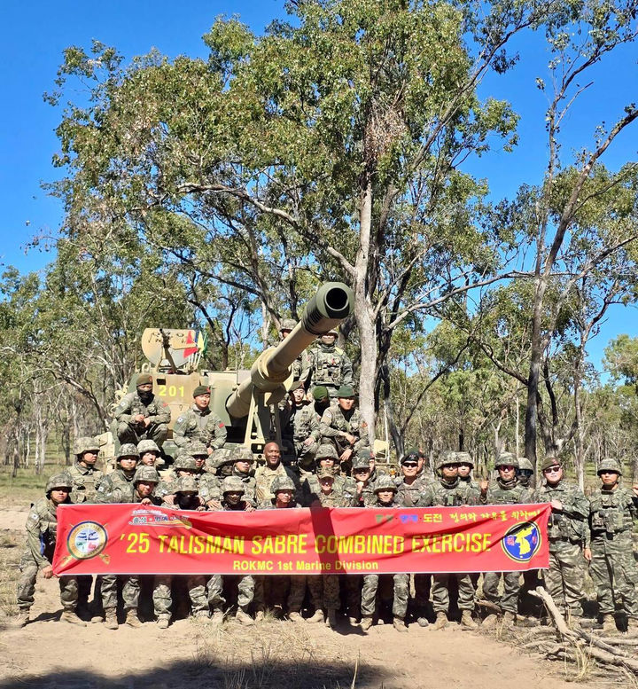 [서울=뉴시스] 해병대는 지난 3일부터 27일까지 호주 북동부 일대에서 미국, 호주 등과 함께 2025년 탈리스만 세이버 연합훈련에 참가해 연합작전 수행능력을 향상했다.사진은 브런슨 주한미군사령관이 훈련에 참가한 해병대 장병들을 격려하며 K-9 자주포 앞에서 기념촬영 하고 있다. (사진=주한미군사 페이스북) 2025.07.28. photo@newsis.com *재판매 및 DB 금지