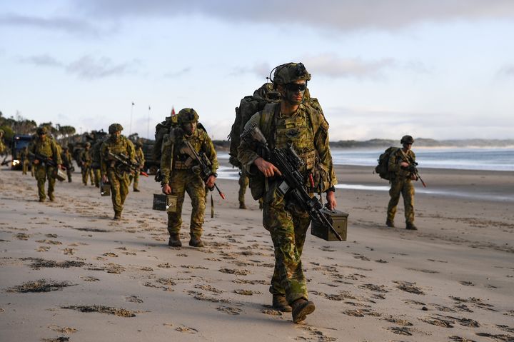 [서울=뉴시스] 해병대는 지난 3일부터 27일까지 호주 북동부 일대에서 미국, 호주 등과 함께 2025년 탈리스만 세이버 연합훈련에 참가해 연합작전 수행능력을 향상했다.사진은 2025 탈리스만 세이버 훈련 간 한·호주 상륙군이 상륙 이후 목표확보를 위해 부대이동하고 있다. (사진=해병대사령부 제공) 2025.07.28. photo@newsis.com *재판매 및 DB 금지