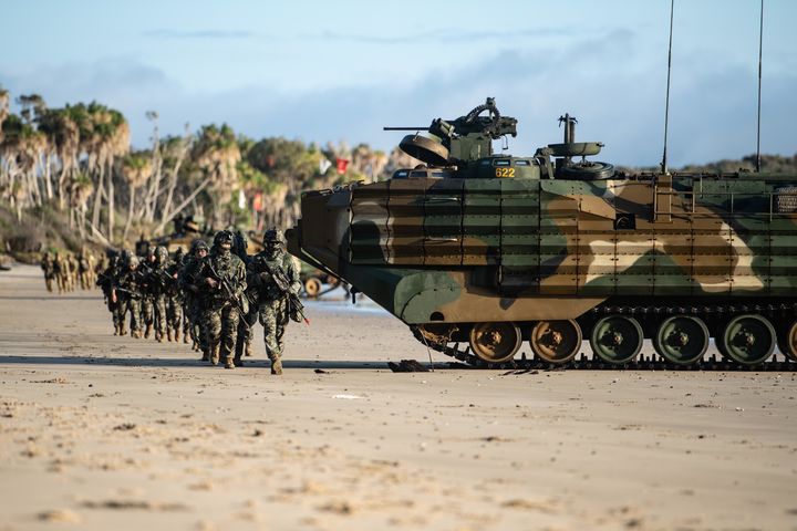 [서울=뉴시스] 해병대는 지난 3일부터 27일까지 호주 북동부 일대에서 미국, 호주 등과 함께 2025년 탈리스만 세이버 연합훈련에 참가해 연합작전 수행능력을 향상했다.사진은 2025 탈리스만 세이버 훈련 간 한·호주 상륙군이 상륙 이후 목표확보를 위해 부대이동하고 있다. (사진=해병대사령부 제공) 2025.07.28. photo@newsis.com *재판매 및 DB 금지