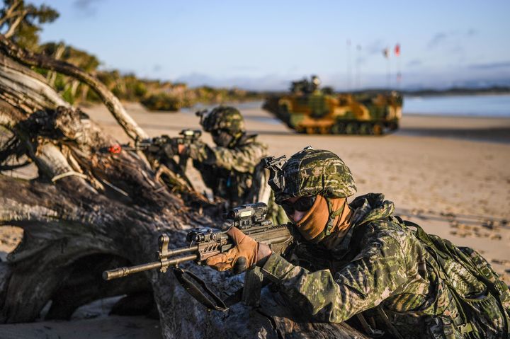 [서울=뉴시스] 해병대는 지난 3일부터 27일까지 호주 북동부 일대에서 미국, 호주 등과 함께 2025년 탈리스만 세이버 연합훈련에 참가해 연합작전 수행능력을 향상했다.사진은 2025 탈리스만 세이버 훈련 간 한·호주 상륙군이 후속 제대의 상륙을 보장하기 위한 경계를 실시하고 있다. (사진=해병대사령부 제공) 2025.07.28. photo@newsis.com *재판매 및 DB 금지