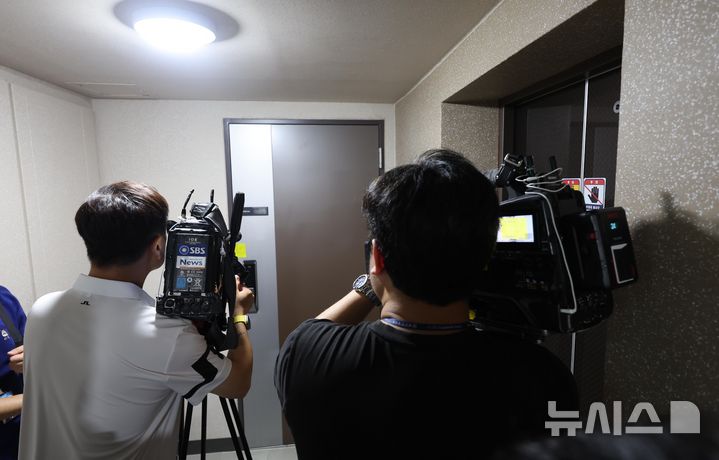 [서울=뉴시스] 이영환 기자 = 김건희 특검팀(특별검사 민중기)이 서울 노원구에 위치한 이준석 개혁신당의 대표 자택 압수수색에 나선 28일 오전 이 대표의 자택 앞에 취재진이 대기하고 있다. 2025.07.28. 20hwan@newsis.com