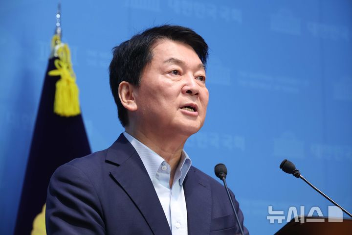 [서울=뉴시스] 조성봉 기자 = 당대표 출마를 선언한 안철수 국민의힘 의원이 28일 오전 서울 여의도 국회 소통관에서 당 혁신안을 발표하고 있다. 2025.07.28. suncho21@newsis.com