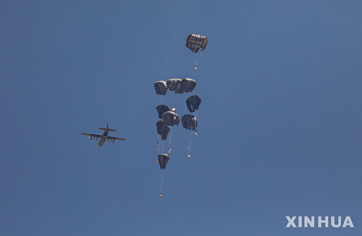 [가자시티=신화/뉴시스] 27일(현지 시간) 팔레스타인 주민들을 위한 인도적 지원 물품이 가자지구 가자시티 상공에서 공중 투하되고 있다. 이스라엘군은 가자지구 북부 가자시티, 중부 데이르알발라, 남부 알마와시 등 인구 밀집 지역 3곳에서 매일 오전 10시부터 오후 8시까지 군사 작전을 중단한다고 밝혔다. 군은 이 조치가 가자지구로 유입되는 인도적 지원 규모를 확대하기 위한 노력의 일환이라고 전했다. 2025.07.28.