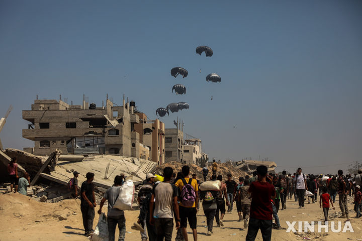 [가자시티=신화/뉴시스] 27일(현지 시간) 팔레스타인 주민들을 위한 인도적 지원 물품이 가자지구 가자시티 상공에서 공중 투하되고 있다. 이스라엘군은 가자지구 북부 가자시티, 중부 데이르알발라, 남부 알마와시 등 인구 밀집 지역 3곳에서 매일 오전 10시부터 오후 8시까지 군사 작전을 중단한다고 밝혔다. 군은 이 조치가 가자지구로 유입되는 인도적 지원 규모를 확대하기 위한 노력의 일환이라고 전했다. 2025.07.28.