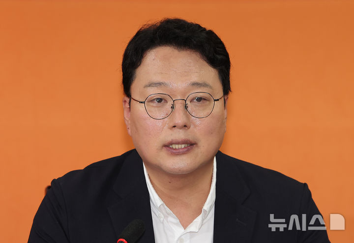 [서울=뉴시스] 김명년 기자 = 천하람 개혁신당 원내대표가 28일 오전 서울 여의도 국회에서 김건희 특검의 이준석 대표에 대한 압수수색 관련 기자회견을 하고 있다. 2025.07.28. kmn@newsis.com