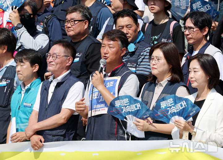 [서울=뉴시스] 김명년 기자 = 양경수 민주노총 위원장이 28일 오전 서울 여의도 국회 본청 계단 앞에서 열린 노조법 2·3조 개정안 후퇴 저지 및 신속 통과 촉구 기자회견에서 발언하고 있다. 2025.07.28. kmn@newsis.com