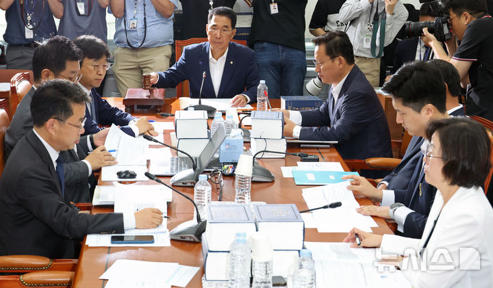[서울=뉴시스] 김금보 기자 = 김주영 국회 환경노동위원회 소위원장이 28일 서울 여의도 국회에서 열린 '노란봉투법(노동조합 및 노동관계조정법 2·3조 개정안)' 관련 제1차 고용노동법안심사소위원회에서 의사봉을 두드리고 있다. 2025.07.28. kgb@newsis.com