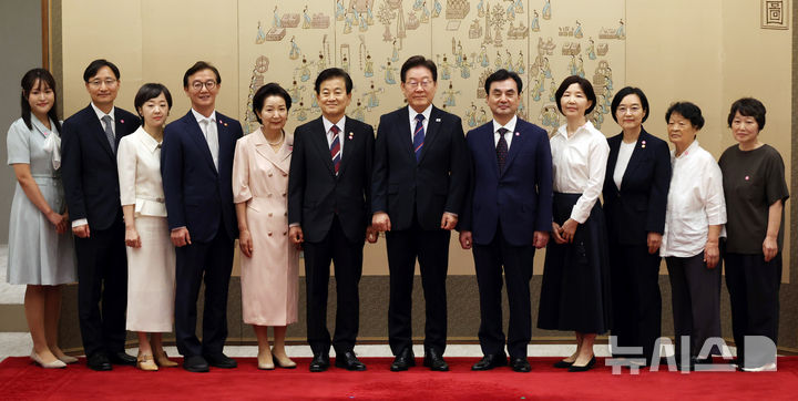 [서울=뉴시스] 최동준 기자 = 이재명 대통령이 28일 서울 용산 대통령실 청사에서 신임 국무위원 및 국세청장에게 임명장을 수여한 뒤 참석자들과 기념촬영을 하고 있다.  이 대통령은 안규백 국방부 장관, 정동영 통일부 장관, 전재수 해양수산부 장관, 한성숙 중소벤처기업부 장관, 임광현 국세청장에게 임명장을 수여했다. (대통령실통신사진기자단) 2025.07.28. photocdj@newsis.com