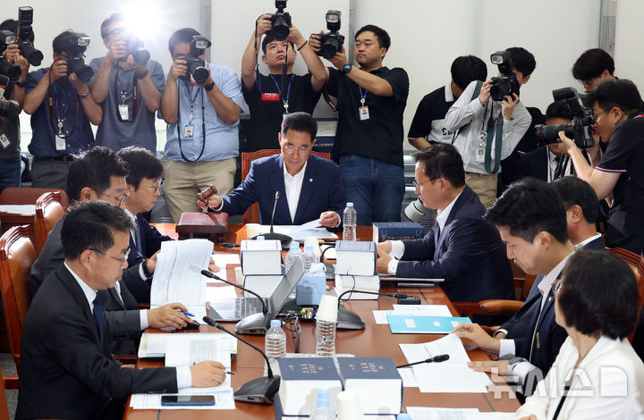 [서울=뉴시스] 김금보 기자 = 김주영 국회 환경노동위원회 소위원장이 28일 서울 여의도 국회에서 열린 '노란봉투법(노동조합 및 노동관계조정법 2·3조 개정안)' 관련 제1차 고용노동법안심사소위원회에서 의사봉을 두드리고 있다. 2025.07.28. kgb@newsis.com