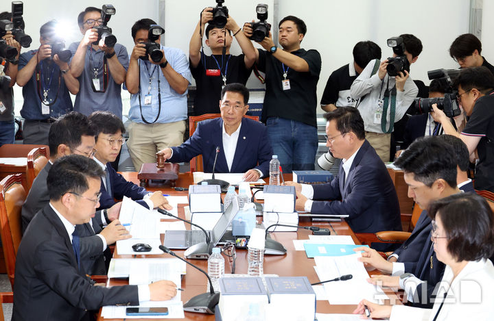 [서울=뉴시스] 김금보 기자 = 김주영 국회 환경노동위원회 소위원장이 28일 서울 여의도 국회에서 열린 '노란봉투법(노동조합 및 노동관계조정법 2·3조 개정안)' 관련 제1차 고용노동법안심사소위원회에서 의사봉을 두드리고 있다. 2025.07.28. kgb@newsis.com