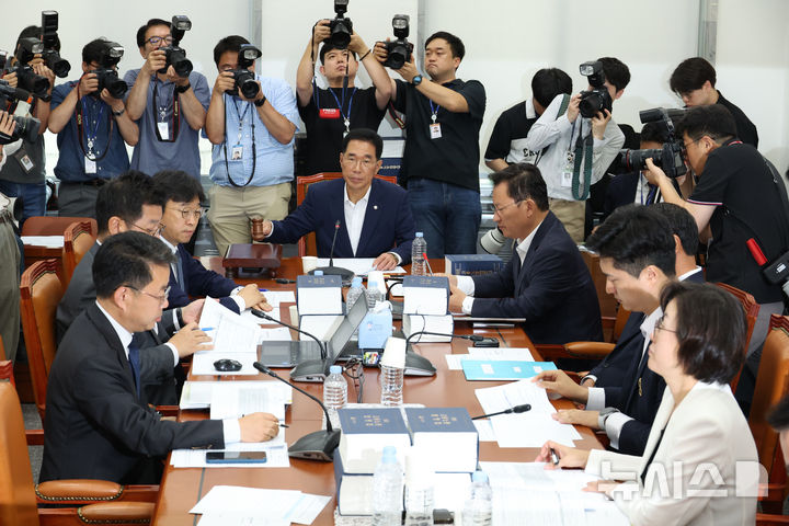 [서울=뉴시스] 김금보 기자 = 김주영 국회 환경노동위원회 소위원장이 28일 서울 여의도 국회에서 열린 '노란봉투법(노동조합 및 노동관계조정법 2·3조 개정안)' 관련 제1차 고용노동법안심사소위원회에서 의사봉을 두드리고 있다. 2025.07.28. kgb@newsis.com