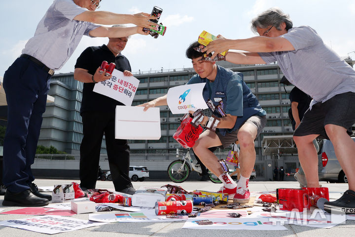 [서울=뉴시스] 조성우 기자 = 참여연대와 공정한플랫폼을위한사정협회 등 시민사회단체 회원들이 28일 오전 서울 종로구 광화문광장에서 미국의 관세 협박 규탄 및 플랫폼 갑질 방지법 제정을 촉구하는 기자회견을 마친 뒤 미국산 제품을 버리는 퍼포먼스를 하고 있다. 2025.07.28. xconfind@newsis.com