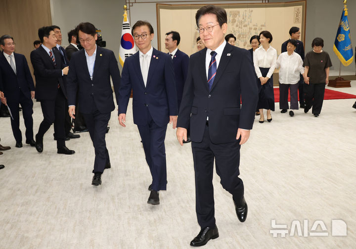 [서울=뉴시스] 최동준 기자 = 이재명 대통령이 28일 서울 용산 대통령실 청사에서 신임 국무위원 및 국세청장에게 임명장을 수여한 뒤 이동하고 있다. (대통령실통신사진기자단) 2025.07.28. photocdj@newsis.com