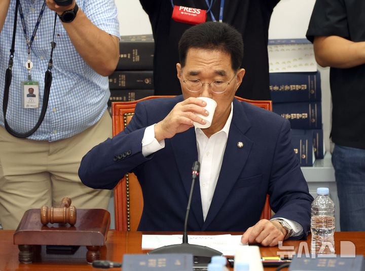 [서울=뉴시스] 김금보 기자 = 김주영 국회 환경노동위원회 소위원장이 28일 서울 여의도 국회에서 열린 '노란봉투법(노동조합 및 노동관계조정법 2·3조 개정안)' 관련 제1차 고용노동법안심사소위원회에서 물을 마시고 있다. 2025.07.28. kgb@newsis.com