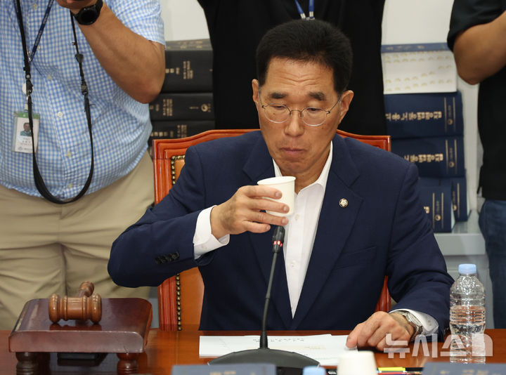 [서울=뉴시스] 김금보 기자 = 김주영 국회 환경노동위원회 소위원장이 28일 서울 여의도 국회에서 열린 '노란봉투법(노동조합 및 노동관계조정법 2·3조 개정안)' 관련 제1차 고용노동법안심사소위원회에서 물을 마시고 있다. 2025.07.28. kgb@newsis.com