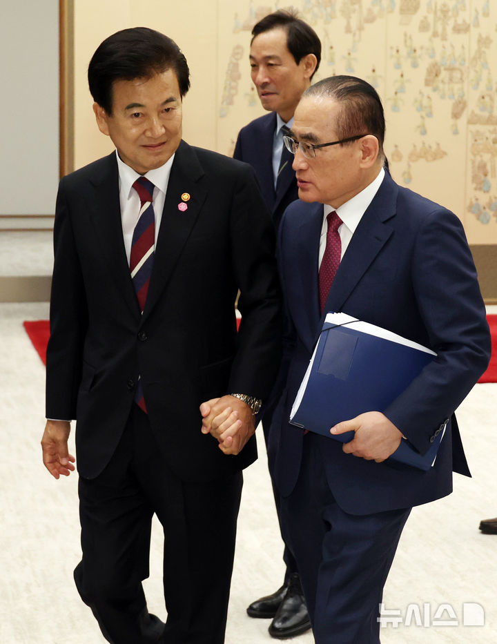 [서울=뉴시스] 최동준 기자 = 정동영(왼쪽) 통일부 장관과 위성락 국가안보실장이 28일 서울 용산 대통령실 청사에서 열린 신임 국무위원 및 국세청장 임명장 수여식에서 대화하고 있다. (대통령실통신사진기자단) 2025.07.28. photocdj@newsis.com