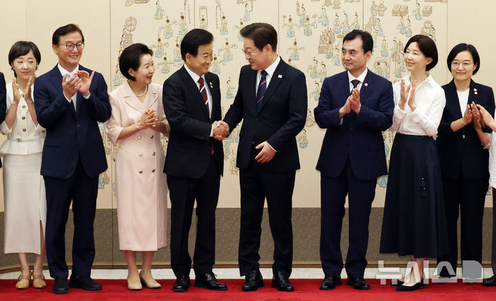 [서울=뉴시스] 최동준 기자 = 이재명 대통령이 28일 서울 용산 대통령실 청사에서 열린 신임 국무위원 및 국세청장 임명장 수여식에서 정동영 통일부 장관과 악수하고 있다. (대통령실통신사진기자단) 2025.07.28. photocdj@newsis.com