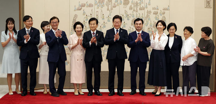 [서울=뉴시스] 최동준 기자 = 이재명 대통령이 28일 서울 용산 대통령실 청사에서 신임 국무위원 및 국세청장에게 임명장을 수여한 뒤 참석자들과 기념촬영을 하고 있다.  이 대통령은 안규백 국방부 장관, 정동영 통일부 장관, 전재수 해양수산부 장관, 한성숙 중소벤처기업부 장관, 임광현 국세청장에게 임명장을 수여했다. (대통령실통신사진기자단) 2025.07.28. photocdj@newsis.com