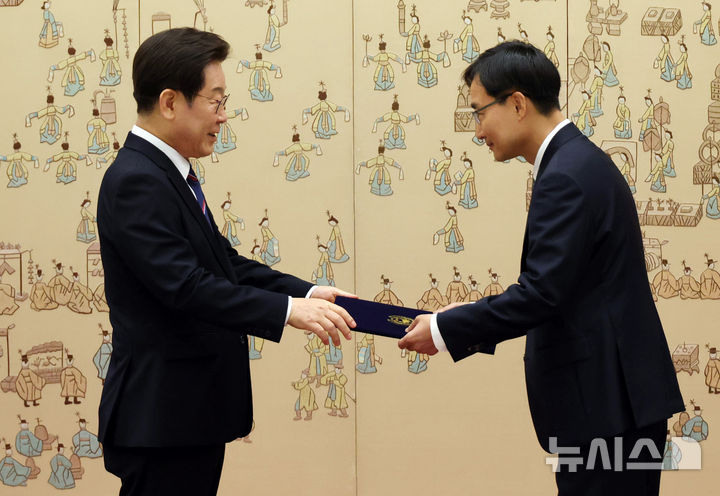 [서울=뉴시스] 최동준 기자 = 이재명 대통령이 28일 서울 용산 대통령실 청사에서 임광현 국세청장에게 임명장을 수여하고 있다. (대통령실통신사진기자단) 2025.07.28. photocdj@newsis.com