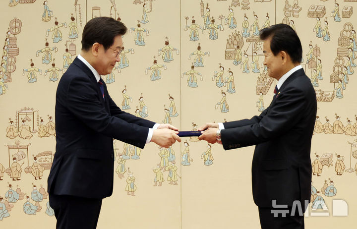 [서울=뉴시스] 최동준 기자 = 이재명 대통령이 28일 서울 용산 대통령실 청사에서 정동영 통일부 장관에게 임명장을 수여하고 있다. (대통령실통신사진기자단) 2025.07.28. photocdj@newsis.com