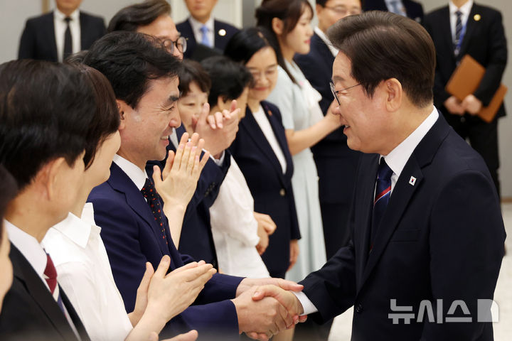 [서울=뉴시스] 최동준 기자 = 이재명 대통령이 28일 서울 용산 대통령실 청사에서 열린 신임 국무위원 및 국세청장 임명장 수여식에서 안규백 국방부 장관과 악수하고 있다. (대통령실통신사진기자단) 2025.07.28. photocdj@newsis.com