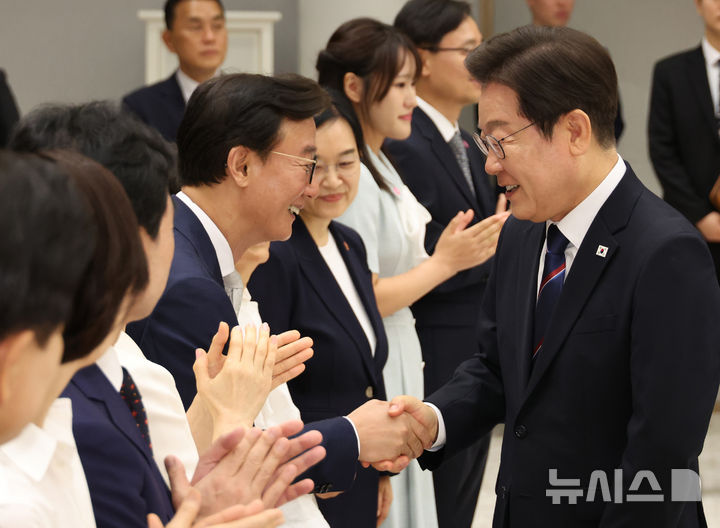 [서울=뉴시스] 최동준 기자 = 이재명 대통령이 28일 서울 용산 대통령실 청사에서 열린 신임 국무위원 및 국세청장 임명장 수여식에서 전재수 해양수산부 장관과 악수하고 있다. (대통령실통신사진기자단) 2025.07.28. photocdj@newsis.com