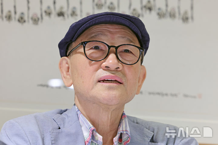 [서울=뉴시스] 박진희 기자 = 윤범모 광주비엔날레 신임 대표이사가 28일 서울 중구 달개비에서 취임 기자간담회를 하고 있다. 2025.07.28. pak7130@newsis.com