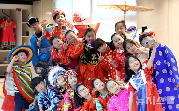 [대구=뉴시스] 이무열 기자 = 28일 대구 북구 대구세계시민교육센터에서 열린 여름방학 세계문화체험학습에서 각국 전통의상을 차려입은 초등학생들이 기념촬영을 하고 있다. 2025.07.28. lmy@newsis.com
