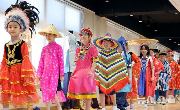 [대구=뉴시스] 이무열 기자 = 28일 대구 북구 대구세계시민교육센터에서 열린 여름방학 세계문화체험학습에서 각국 전통의상을 차려입은 초등학생들이 런웨이를 하고 있다. 2025.07.28. lmy@newsis.com