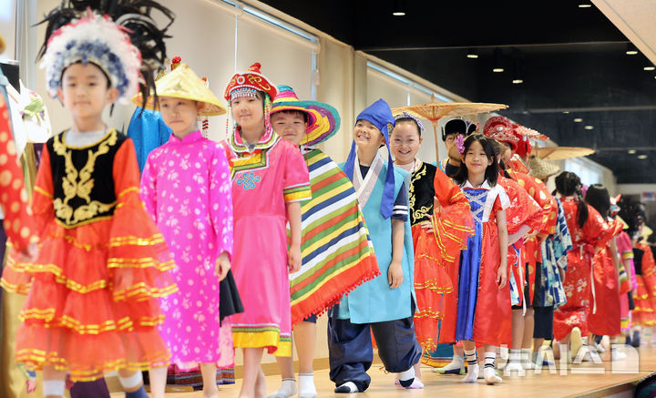 [대구=뉴시스] 이무열 기자 = 28일 대구 북구 대구세계시민교육센터에서 열린 여름방학 세계문화체험학습에서 각국 전통의상을 차려입은 초등학생들이 런웨이를 하고 있다. 2025.07.28. lmy@newsis.com