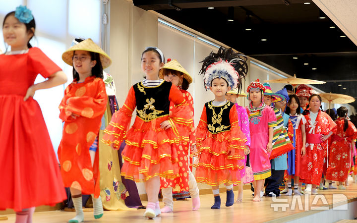 [대구=뉴시스] 이무열 기자 = 28일 대구 북구 대구세계시민교육센터에서 열린 여름방학 세계문화체험학습에서 각국 전통의상을 차려입은 초등학생들이 런웨이를 하고 있다. 2025.07.28. lmy@newsis.com