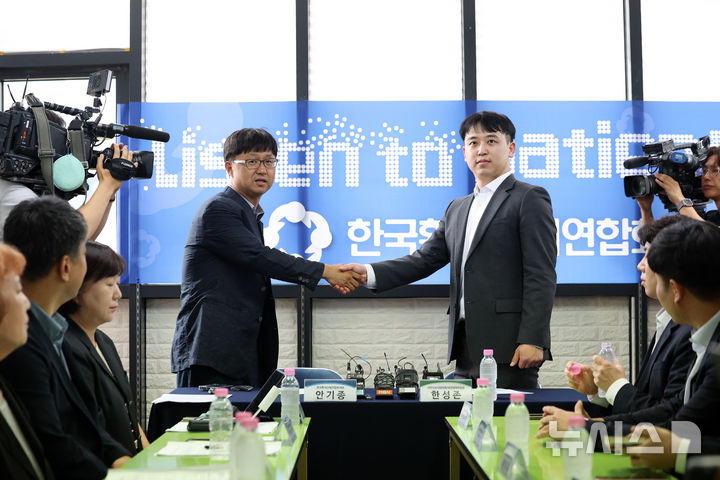 [서울=뉴시스] 김선웅 기자 = 안기종 한국환자단체연합회 대표와 한성존 대한전공의협의회 비상대책위원장이 28일 서울 영등포구 한국환자단체연합회에서 환자, 전공의 각 입장과 상황을 이야기하기 위해 만나 인사를 나누고 있다. 2025.07.28. mangusta@newsis.com