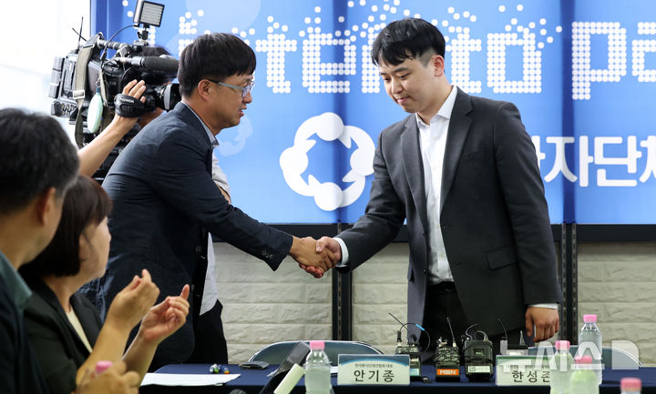 [서울=뉴시스] 김선웅 기자 = 안기종 한국환자단체연합회 대표와 한성존 대한전공의협의회 비상대책위원장이 28일 서울 영등포구 한국환자단체연합회에서 환자, 전공의 각 입장과 상황을 이야기하기 위해 만나 인사를 나누고 있다. 2025.07.28. mangusta@newsis.com