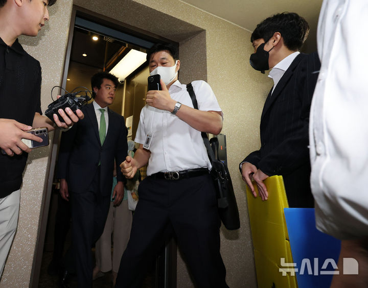 [서울=뉴시스] 이영환 기자 = 김건희 특검팀(특별검사 민중기)이 압수수색을 하기 위해 28일 오후 서울 노원구에 위치한 이준석 개혁신당 대표의 자택으로 들어서고 있다. 2025.07.28. 20hwan@newsis.com