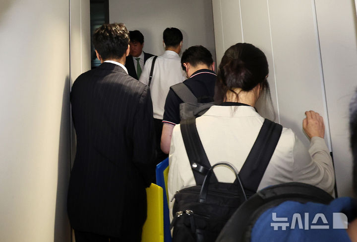 [서울=뉴시스] 이영환 기자 = 김건희 특검팀(특별검사 민중기)이 압수수색을 하기 위해 28일 오후 서울 노원구에 위치한 이준석 개혁신당 대표의 자택으로 들어서고 있다. 2025.07.28. 20hwan@newsis.com