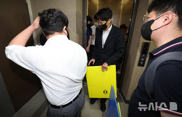 [서울=뉴시스] 이영환 기자 = 김건희 특검팀(특별검사 민중기)이 28일 서울 노원구에 위치한 이준석 개혁신당 대표 자택에서 압수수색을 시도하고 있다. (공동취재) 2025.07.28. photo@newsis.com