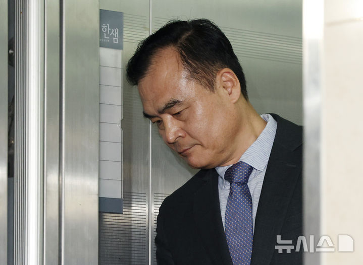 [서울=뉴시스] 김진아 기자 = 허태근 전 국방부 정책실장이 지난해 7월 28일 서울 서초구 순직해병 특검 사무실에 참고인 신분으로 출석하고 있다. 2026.09.01. bluesoda@newsis.com