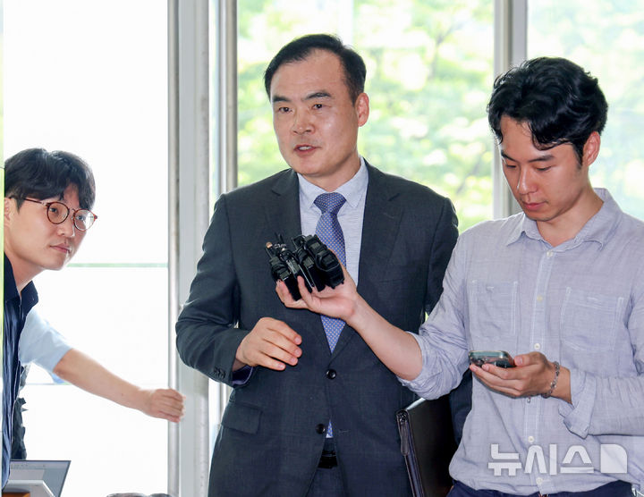 [서울=뉴시스] 김진아 기자 = 허태근 전 국방부 정책실장이 28일 서울 서초구 순직해병 특검 사무실에 참고인 신분으로 출석하고 있다. 2025.07.28. bluesoda@newsis.com