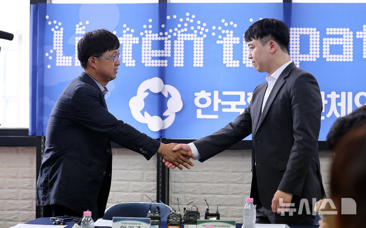 [서울=뉴시스] 김선웅 기자 = 한성존 대한전공의협의회 비상대책위원장이 지난 28일 서울 영등포구 한국환자단체연합회을 찾아 안기종 한국환자단체연합회 대표와 인사를 나누고 있는 모습. (공동취재) 2025.07.28. photo@newsis.com