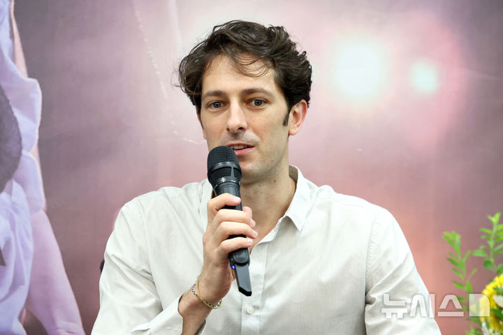 [서울=뉴시스] 박진희 기자 = 파리 오페라 발레단 에투알(toile·수석무용수) 마티외 가니오(Mathieu Ganio)가 28일 서울 서초구 예술의전당에서 '파리 오페라 발레 에투알 갈라 2025' 기자간담회를 하고 있다. 2025.07.28. pak7130@newsis.com