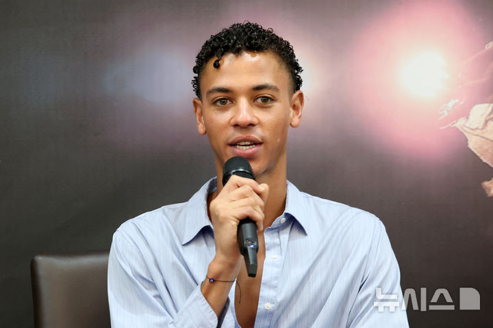 [서울=뉴시스] 박진희 기자 = 파리 오페라 발레단 에투알(toile·수석무용수) 기욤 디오프(Guillaume Diop)가 28일 서울 서초구 예술의전당에서 '파리 오페라 발레 에투알 갈라 2025' 기자간담회를 하고 있다. 2025.07.28. pak7130@newsis.com