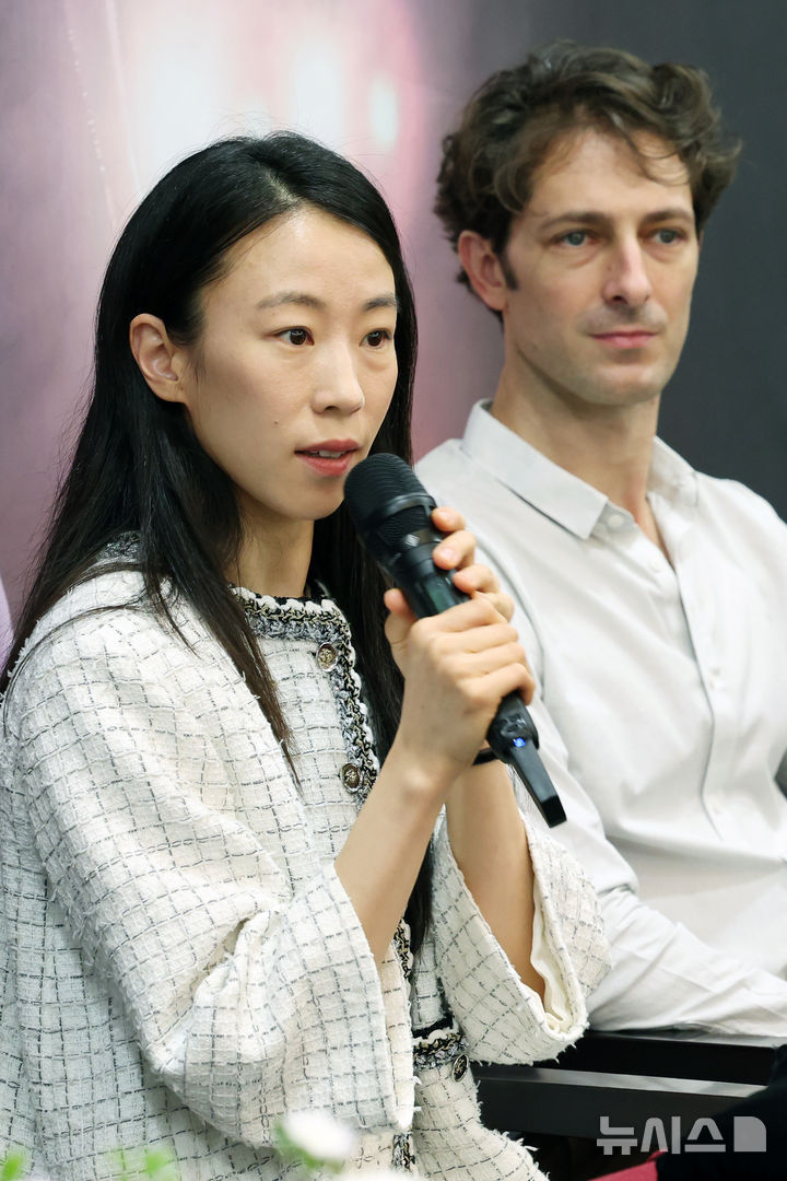 [서울=뉴시스] 박진희 기자 = 파리 오페라 발레단 에투알(toile·수석무용수) 박세은과 마티외 가니오(Mathieu Ganio)가 28일 서울 서초구 예술의전당에서 '파리 오페라 발레 에투알 갈라 2025' 기자간담회를 하고 있다. 2025.07.28. pak7130@newsis.com