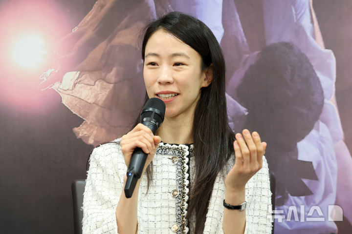 [서울=뉴시스] 박진희 기자 = 박세은 파리 오페라 발레단 수석무용수가 28일 서울 서초구 예술의전당에서 '파리 오페라 발레 에투알 갈라 2025' 기자간담회를 하고 있다. 2025.07.28. pak7130@newsis.com