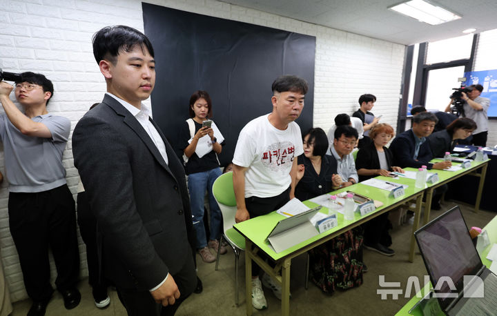 [서울=뉴시스] 김선웅 기자 = 한성존 대한전공의협의회 비상대책위원장(왼쪽)이 28일 환자단체와 대화를 나누기 위해 서울 영등포구 한국환자단체연합회 사무실로 들어서고 있다.의정갈등 장기화로 국민 피로감이 커진 상황에서 전공의단체와 환자단체 간 만남은 1년 6개월 만에 처음이다. (공동취재) 2025.07.28. photo@newsis.com