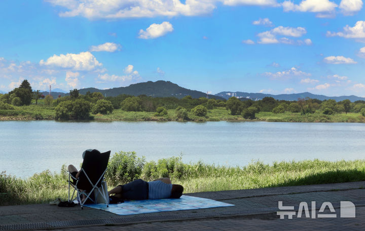 [대구=뉴시스] 이무열 기자 = 폭염이 연일 계속되고 있는 28일 대구 달성군 사문진교 아래 그늘에서 시민들이 더위를 식히고 있다. 2025.07.28. lmy@newsis.com