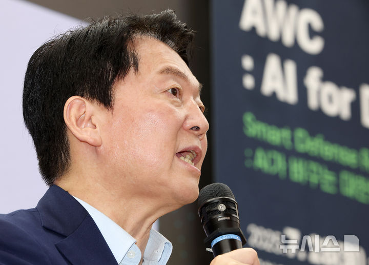 [서울=뉴시스] 김명년 기자 = 국민의힘 당대표 출마를 선언한 안철수 의원이 28일 오후 서울 여의도 국회 의원회관에서 열린 'AI가 바꾸는 대한민국 안보' 토론회에서 축사하고 있다. 2025.07.28. kmn@newsis.com