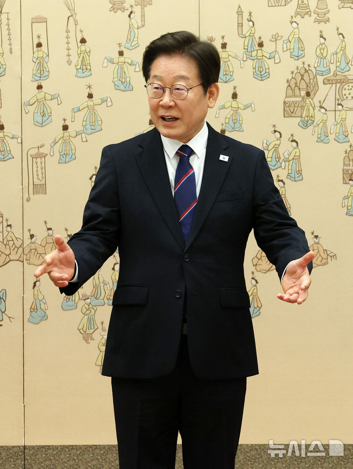 [서울=뉴시스] 고범준 기자 = 이재명 대통령이 28일 서울 용산 대통령실 청사에서 열린 임명장 수여식 기념촬영을 마치고 김상환 헌법재판소장과 오영준 헌법재판관과 함께 환담장으로 이동하고 있다. 2025.07.28. bjko@newsis.com