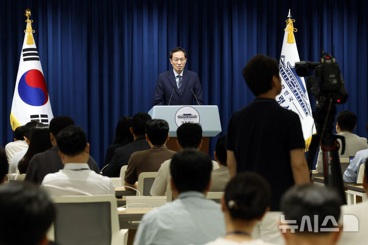 [서울=뉴시스] 최동준 기자 = 우상호 정무수석이 28일 서울 용산 대통령실에서 오는 8월 15일 광화문 광장에서 개최되는 '대통령 국민 임명식' 관련 브리핑을 하고 있다. 2025.07.28. photocdj@newsis.com